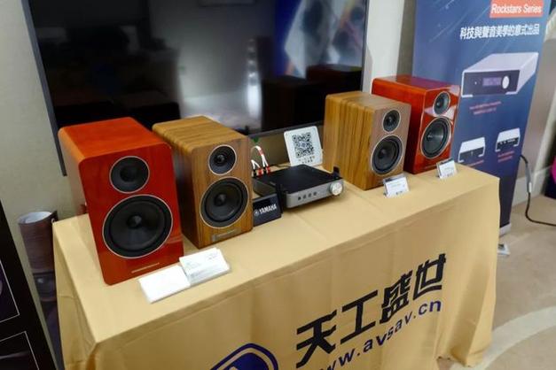 唱片公司的展房内,琳琅满目的音乐软件产品比较适合到